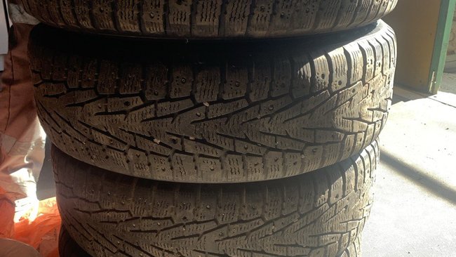 В Соль-Илецке мужчина вынес из чужого гаража зимние колёса на 12 тысяч рублей