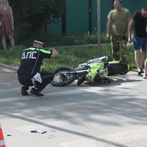 Юный мотоциклист столкнулся с легковушкой в центре Соль-Илецка