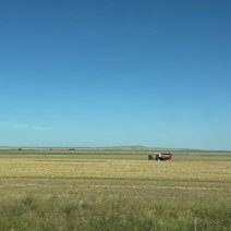 На поле в Соль-Илецке не разъехались трактор и комбайн