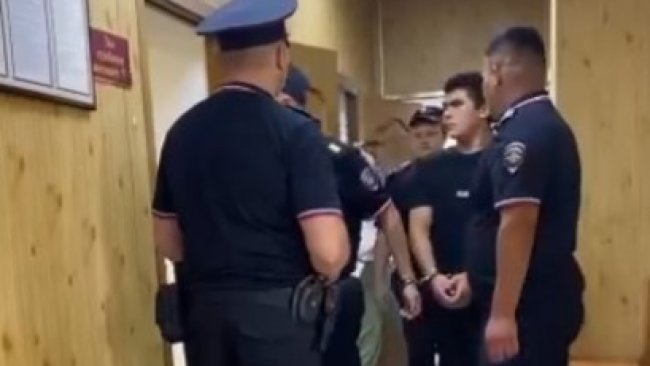 В Соль-Илецке мужчина жестоко расправился с подростком из-за места в такси (18+)