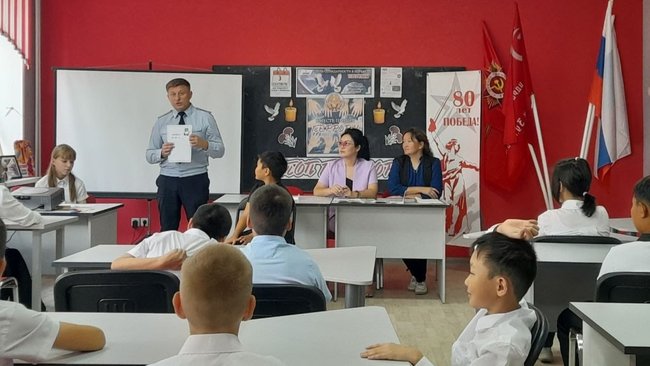 В Соль-Илецке полицейские провели урок безопасности для учеников школы №7