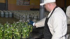 В колонии под Соль-Илецком осужденные крутят банки с овощами