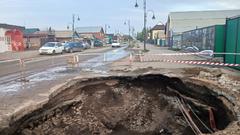 Несколько домов остаются без воды из-за прорыва трубы на Крюковской