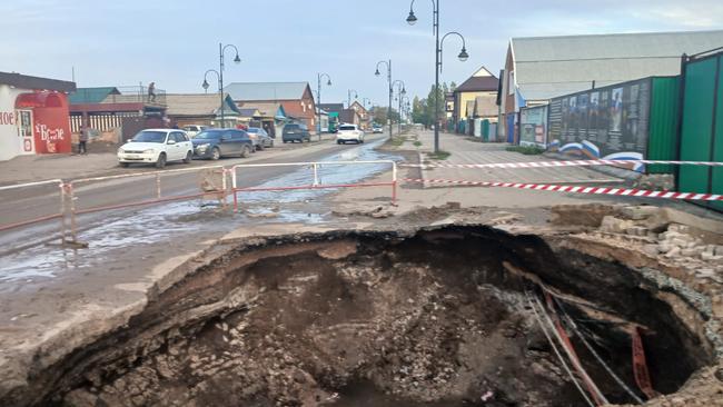 Несколько домов остаются без воды из-за прорыва трубы на Крюковской