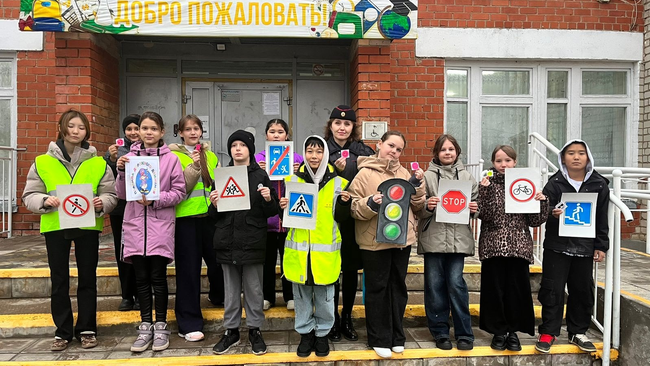 Соль-илецкие школьники напомнили горожанам, как важно быть заметным на дороге