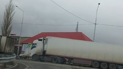 На въезде в Соль-Илецк ограничено движение через ж/д переезд