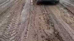 Под Соль-Илецком жители вынуждены добираться по дороге, усыпанной булыжниками