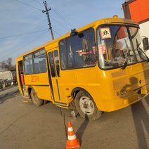 В Соль-Илецке произошло ДТП со школьным автобусом: пострадала 17-летняя девушка