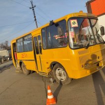 В Соль-Илецке произошло ДТП со школьным автобусом: пострадала 17-летняя девушка