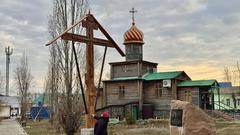 В Соль-Илецке на месте сгоревшего креста у церкви Георгия Победоносца установили новый
