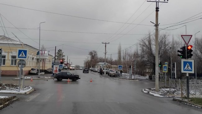 В Соль-Илецке проезд на красный сигнал светофора закончился для водителя травмами и госпитализацией