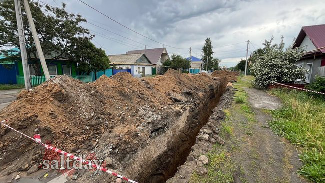 В п. Мирный Соль-Илецкого округа по требованию прокуратуры привели в порядок аварийный участок водопровода