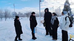 Во время каникул дорожные полицейские продолжали напоминать детям о безопасности в зимний период