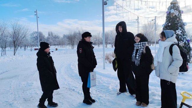 Во время каникул дорожные полицейские продолжали напоминать детям о безопасности в зимний период