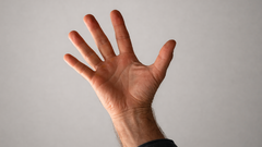 В Соль-Илецке мужчина ударил соседку по лицу во время ссоры