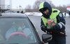 В Соль-Илецке дорожные полицейские дарят автоледи цветы в преддверии 8 Марта