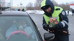 В Соль-Илецке дорожные полицейские дарят автоледи цветы в преддверии 8 Марта