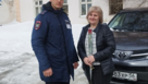 В преддверии 8 Марта в Соль-Илецке получательницы услуг ГИБДД получали не только документы, но и цветы