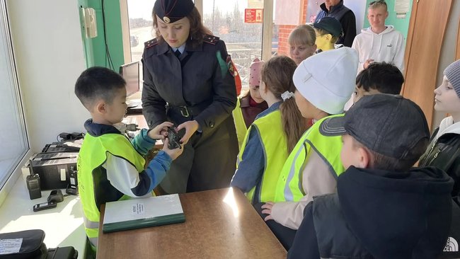 В Соль-Илецке школьники на каникулах попробовали себя в роли инспекторов ДПС
