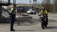 В Соль-Илецке сотрудники Госавтоинспекции проводят с мотоциклистами беседы о безопасности на дорогах