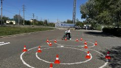 В школах Соль-Илецка проводят практические занятия по ПДД с мобильной площадкой