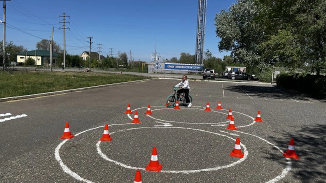 В школах Соль-Илецка проводят практические занятия по ПДД с мобильной площадкой