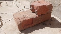 В Соль-Илецке мужчина разбил окно кирпичом и угрожал хозяину дома ножом