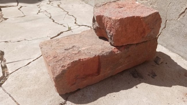 В Соль-Илецке мужчина разбил окно кирпичом и угрожал хозяину дома ножом