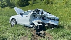 На трассе под Соль-Илецком автомобиль влетел в стоящую на дороге машину