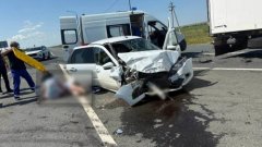 На трассе между Акбулаком и Соль-Илецком Лада Гранта столкнулась с фурой 