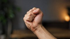В Соль-Илецке дочь остановила отчима, который душил её мать и угрожал убийством