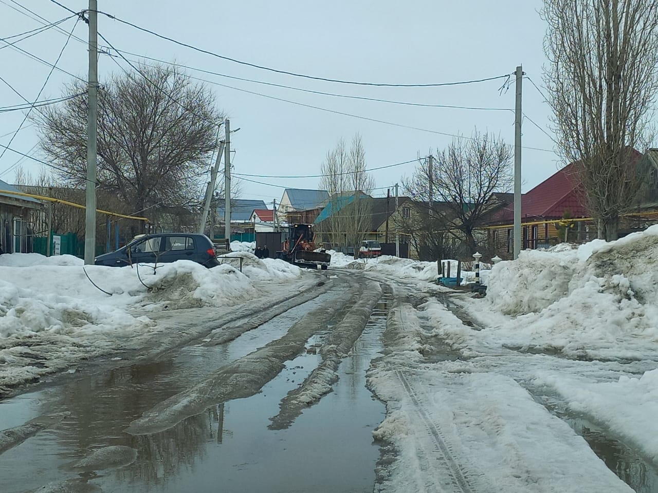 Соль-Илецк поплыл: жители жалуются на колею и затопление улиц и домов |  Новости Соль-Илецка