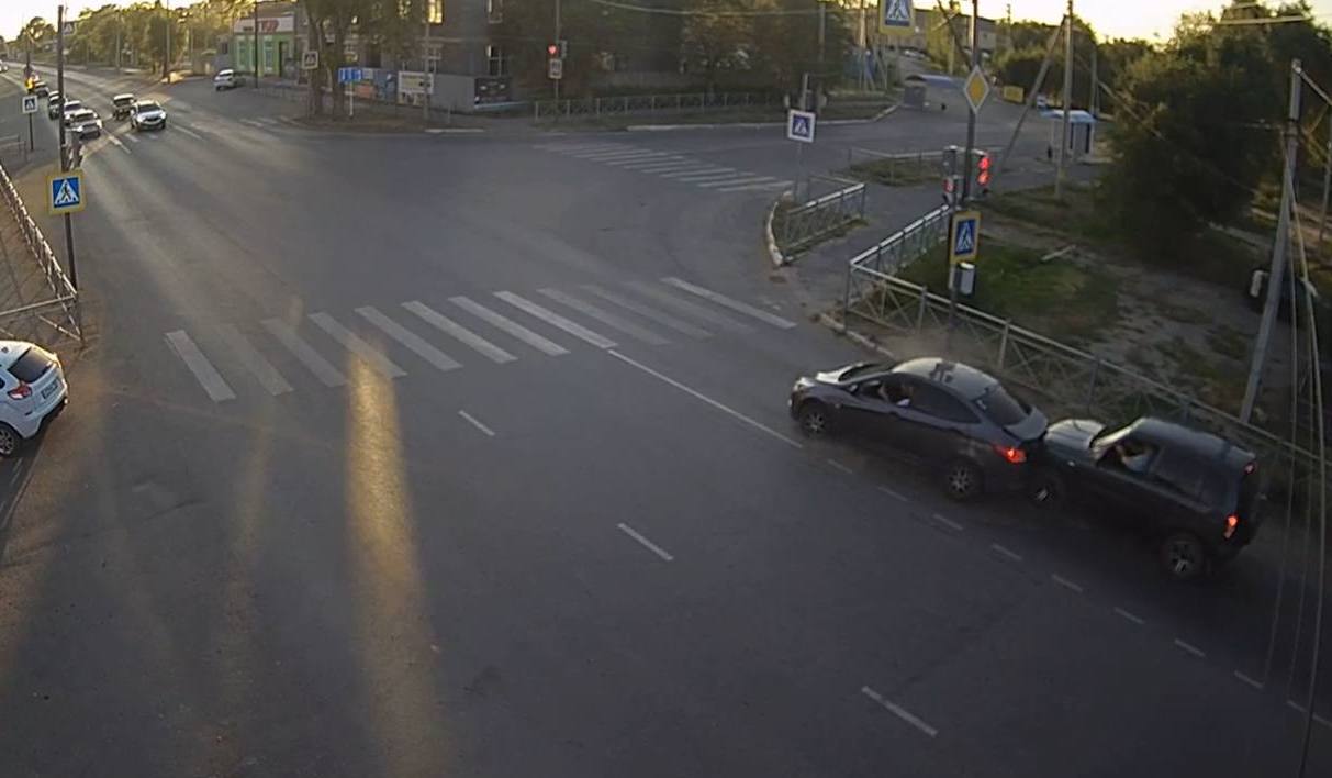 В Соль-Илецке возле почты «Нива» врезалась в стоящую на светофоре машину